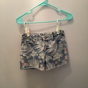 Floral design jean shorts